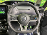 【純正革巻きステアリング】上質な革を使用することで、手にしっかり馴染みとても運転しやすいハンドルです♪