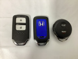 スマートキーを装備しています。鍵を差し込むことなくドアロックの開け閉めと、スタートボタン操作でのエンジンスタートができます。加えて、純正リモコンエンジンスターター用の操作キーもついています。