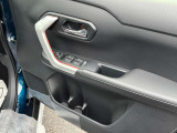 運転席のドア内部でございます。