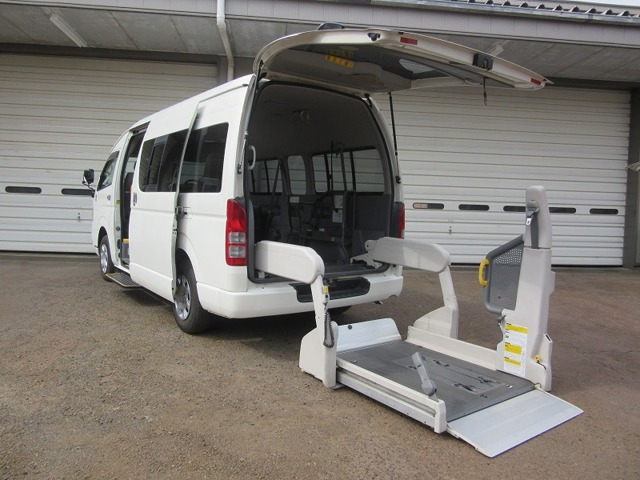 ハイエースコミューター  4WDウェルキャブ 車いす4基対応Dタイプ