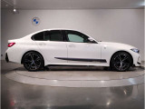 ☆BMWの前後重量配分50:50はエンジン自体をフロントタイヤよりも後ろにずらし、通常はエンジンルーム内に搭載される重量物であるバッテリーをトランクに移動させるなどして実現されています☆