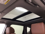 開放感あふれるサンルーフを装備しております。天気のいい日にはルーフを開けて、空を感じながら、気持ちよくドライブができますね♪