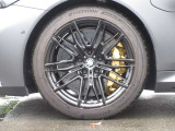 【BMWアロイホイル】軽量かつ強度に拘ったアロイホイル。走行性能ポテンシャルを引き出す設計。車の足元を引き締めてくれる大きなポイントです。