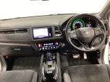 車内は光触媒抗菌消臭施工済です。インパネ周りはスタイリッシュなデザインで機能や装備も充実しています。グローブボックスやカップホルダーのほかにトレーなどたくさんの収納スペースが付いています。