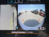フロント及びサイドカメラからの情報はセンターインフォメーションディスプレイに映し出すことができます。