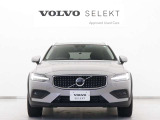 V60 Cross CountryはAWDに加え、オフロードモード、リフトアップされた地上高、ヒル・ディセント・コントロールを備え、荒れた路面でのトラクションとグリップ、そして安全性を高めています。