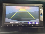 バックでの車庫入れも安心です! リアカメラが付いているバックモニター付のナビを装備しております。操作線もついており距離感も画面から確認できます。