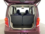 開口部も広く荷物の積み下ろしもしやすいお車となっております。シートの背もたれは5:5の割合で分割して可倒できるので、長いお荷物などを載せることもできます。