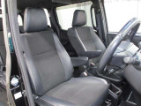 運転席側からの前席ビューです。内装色はブラック系ですので汚れも目立ちにくいです♪
