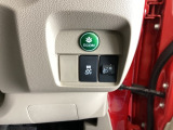 ハンドルの右側にはヘッドライトレベライザーとVSA(ABS+TCS+横滑り抑制)の解除スイッチがついています。ヘッドライトレベライザーは道路状況や積荷の加重に応じてライトの高さを調節できます。