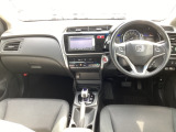 車内は光触媒抗菌消臭施工済です。インパネ周りはスタイリッシュなデザインです。グローブボックスやカップホルダーのほかにトレーなどたくさんの収納スペースが付いています。