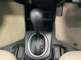 CVT車のセレクトレバーです。低速から高速まで、変速ショックのないスムーズな走りを実現するとともに、エンジン効率のよい領域を維持することで燃費にも貢献します。