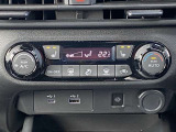 オートエアコン搭載車です。風量を自動で調節します。
