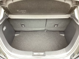 ラゲッジルーム内の凹凸をなくす事でスッキリした広がりを造りだし、荷物がスムーズに出し入れできる気持ちよさ、使い易さを実現!