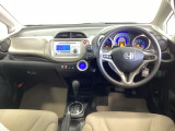 車内は光触媒抗菌消臭施工済です。インパネ周りはスタイリッシュなデザインで機能や装備も充実しています。グローブボックスやカップホルダーのほかにトレーなどたくさんの収納スペースが付いています。
