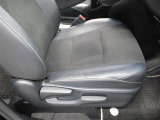 運転席です。座席の上下もできるシートアジャスター付きです。