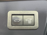 【パワーバックドア】スマートキーや運転席のボタンを押すだけでリアゲートが自動で開閉します!荷物を持っている時や、高い位置にあるバックドアを閉める際に便利な機能です♪