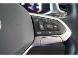 ハンドルは前後、上下で調節することができ、運転される方の好みに合わせて動かすことができます。ハンドルリモコンもついておりますので、運転したままでもオーディオ類を操作できます。