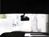 この車にはリアにもドライブレコーダーを装備しております◆映像・音声などを記録する自動車用の装置です。 もしもの事故の際の記録はもちろん、旅行の際の思い出としてドライブの映像を楽しむことができます。