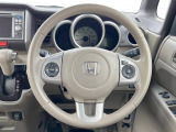 インテリアに合わせたデザインのステアリングは、運転される方のことも考え、運転しやすい形状、大きさです。是非一度、実際に触ってお確かめください。