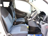 お車選びをお楽しみ頂けるよう、在庫車の展示スペースを十分に確保しております。