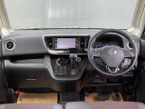 運転席周りになります。内装色はブラウン系です。