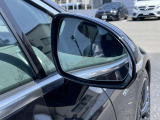 【ブラインドスポットアシスト】走行中車両の斜め後ろの死角エリアをモニタリングし、ドアミラー内蔵のインジケーターを点灯させて注意喚起し、安全な走行のサポートをします。