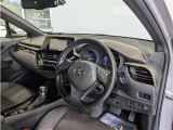 見通しのよいすっきりとした視界で、誰でも運転しやすいです。運転のしやすさは疲れにくさにも繋がりますよ♪