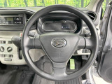 インテリアに合わせたデザインのステアリングは、運転される方のことも考え、運転しやすい形状、大きさです。是非一度、実際に触ってお確かめください。