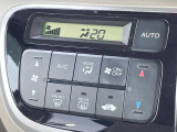 【オートエアコン】一度お好みの温度に設定すれば、車内の温度を検知し風量や温度を自動で調整。暑い…寒い…と何度もスイッチ操作をする必要はありません。快適な車内空間には必須の機能ですね♪