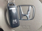 【Hondaスマートキー】カバンやポケットに入れたままでもドアの施錠・解錠が可能なスマートキーを装備。エンジンのオン・オフ時もカギを取り出す必要が無いからとっても便利です♪
