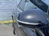 【LED内蔵ウィンカー】LEDとクロームの先進的なコントラストのミラーデザインに加え、後退時助手席側のミラーが自動で下方を向くリバースポジション機能も備えており実用性も兼ね備えています。