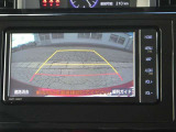 ディスプレイに後方の視界を表示し、車庫入れをサポート「距離目安線」「車幅延長線」およびステアリング操作に連動する「予想進路線」を画面に表示します。※必ず車両周辺の安全を直接確認してください。