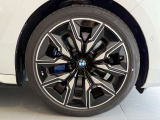 BMWの純正アロイホイールは軽量かつ強度にも優れているホイールで走行性能を引き上げる設計になっております。足元にもBMWは妥協がなくこだわっている個所になります。