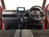 【前方視界】開放的な前方視界!運転がしやすく疲れにくいです♪窓が大きく、見通しがとっても良いおクルマですよ♪
