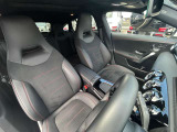 メルセデスのシートは、少し硬めになっております。長時間の運転の際、適度な反発があることで、お尻や腰の負担を減らす効果がございます。