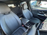 メルセデスのシートは、少し硬めになっております。長時間の運転の際、適度な反発があることで、お尻や腰の負担を減らす効果がございます。