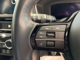 滑りにくい革巻きステアリングになります。運転中にも操作が可能なステアリングリモコンついてます