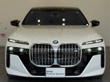 BMW代表的な特徴のキドニーグリル。BMWのすべてのモデルに採用され、BMWらしさを強調しております。