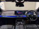 BMWの運転席はドライバーオリエンテッドという構造を採用。ドライバー目線の操作がしやすい設計になっており、ドライブ中にも目線の移動が少なく運転中にも簡単に操作ができます。