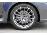 18インチ純正アルミホイール。(ダークグレー+切削光輝)タイヤサイズは、225/45R18。