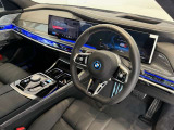 BMWのステアリングはドライバーと車体が一体感に感じれるような操作性を実現しております。また、握りやすさや操作性を向上するためにスイッチ類も配置されております。