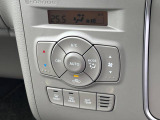 【オートエアコン】一度お好みの温度に設定すれば、車内の温度を検知し風量や温度を自動で調整。暑い…寒い…と何度もスイッチ操作をする必要はありません。快適な車内空間には必須の機能ですね♪