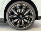 BMWの純正アロイホイールは軽量かつ強度にも優れているホイールで走行性能を引き上げる設計になっております。足元にもBMWは妥協がなくこだわっている個所になります。