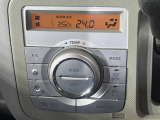 【オートエアコン】一度お好みの温度に設定すれば、車内の温度を検知し風量や温度を自動で調整。暑い…寒い…と何度もスイッチ操作をする必要はありません。快適な車内空間には必須の機能ですね♪