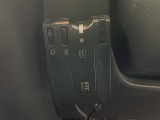 【ETC】有料道路を利用する際に料金所で停止することなく通過できる、ETC車載器(ノンストップ自動料金収受システム機器)が装備されています。セットアップを行うことで利用可能になります。