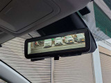 {デジタルインナーミラー} 車両後方カメラの映像をディスプレイに表示する事で、ヘッドレストや荷物で視界を遮られず後方を確認できるにで安心です。