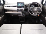 視界広々で運転しやすくロングドライブでも疲れを感じさせないすっきりとまとまったインパネ周りです。