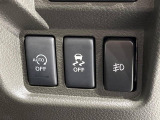 【アイドリングストップ】赤信号や渋滞で停車した際にエンジンを停止し、無駄な燃料の消費を抑えます。燃費向上や環境保護につなげる機能♪エンジンはブレーキを離せば再始動します。