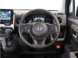 【Honda SENSING】 カメラ等装置で精度の高い検知能力を発揮、安全運転を支援します。ステアリング上のコントローラーに注目!